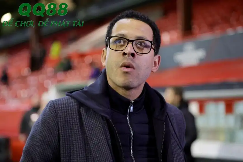 Rosenior được cho là đã đặt chuyến bay sớm nhất đến London để chốt hợp đồng với Chelsea. Rosenior được cho là đã đặt chuyến bay sớm nhất đến London để chốt hợp đồng với Chelsea.