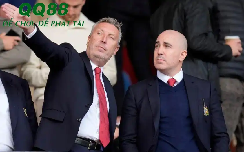 Butt cho rằng MU đang tự làm xói mòn văn hóa CLB bằng cách học theo người hàng xóm Man City. Butt cho rằng MU đang tự làm xói mòn văn hóa CLB bằng cách học theo người hàng xóm Man City.