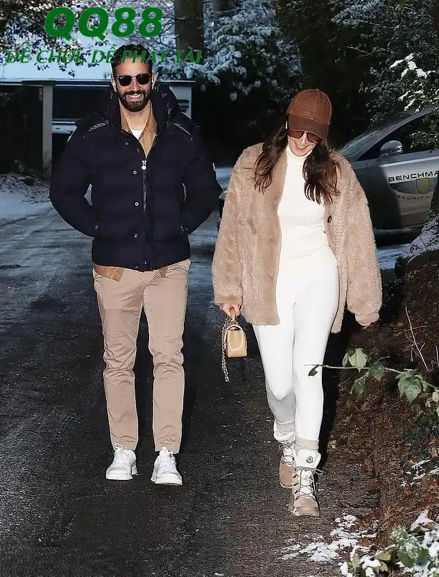 Amorim vui vẻ đi dạo cùng vợ chỉ vài tiếng sau khi nhận quyết định sa thải từ MU.