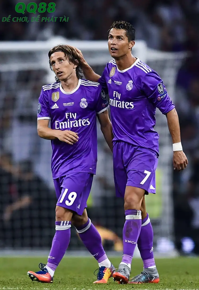 Luka Modric thừa nhận thích thi đấu bên cạnh Ronaldo hơn Messi Luka Modric thừa nhận thích thi đấu bên cạnh Ronaldo hơn Messi